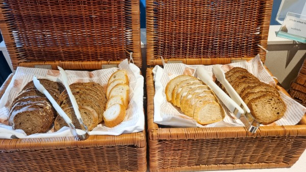 Pan en el bufet de desayuno